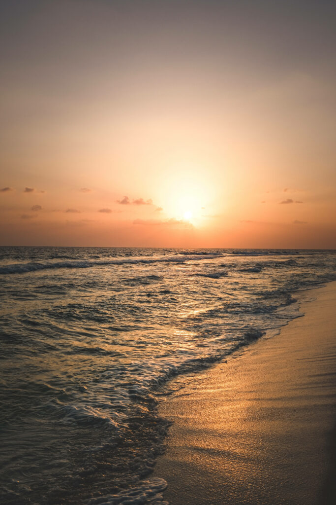Tranquil Sunset Beach Scene: Warm Hues for Android Wallpaper