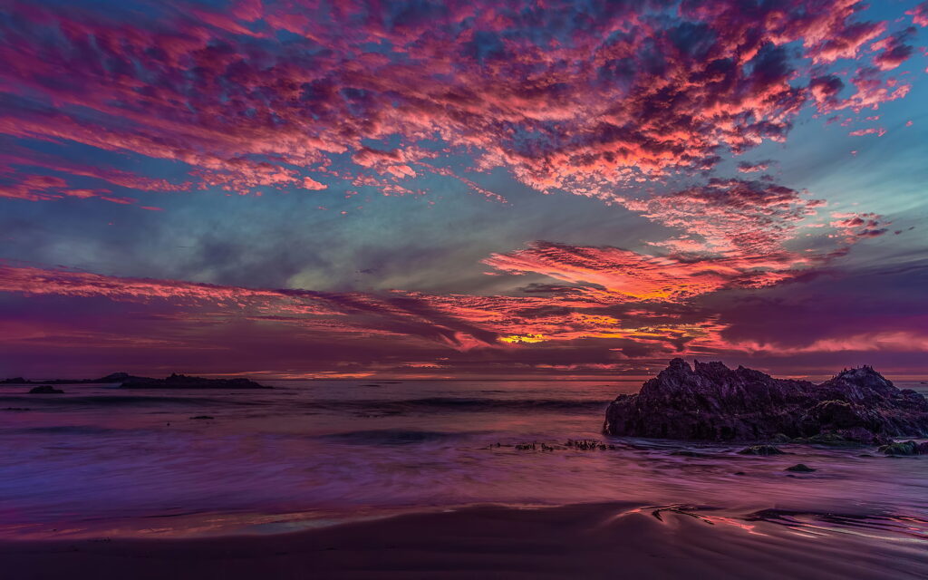 Serene Sunset HD Wallpaper Over Rocky Formations and Calm Waters
