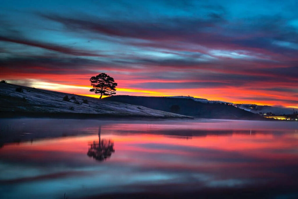 Majestic Sunset: Vibrant Hues merge in Breathtaking Scenery Wallpaper