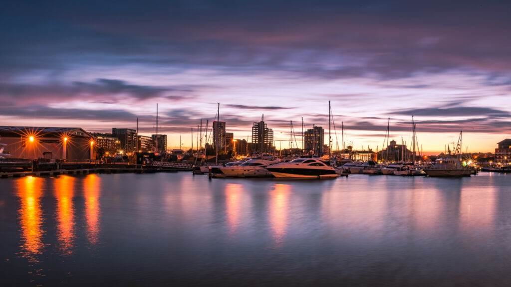 Serene Sunset Port Wallpaper: Tranquil Boats & Vibrant Sky Colors
