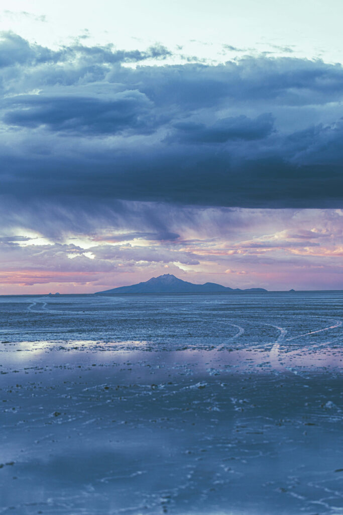 Serene Sunset Salt Flat Wallpaper: Tranquil Waters & Mountain View
