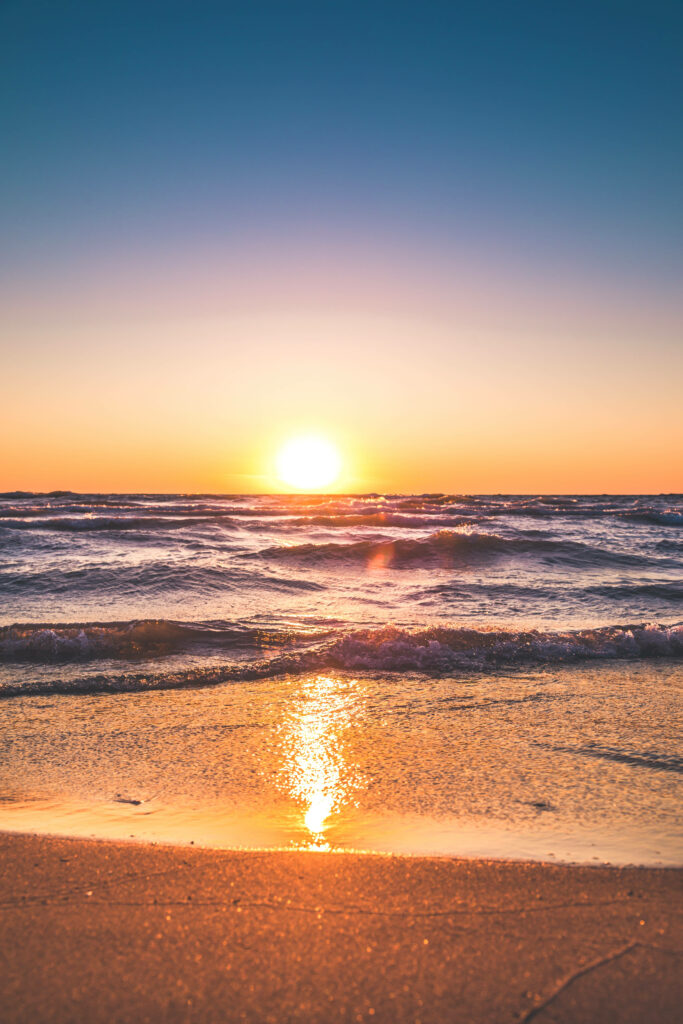 Serene Sunset Beach Wallpaper: Vibrant Hues for Your Android Device