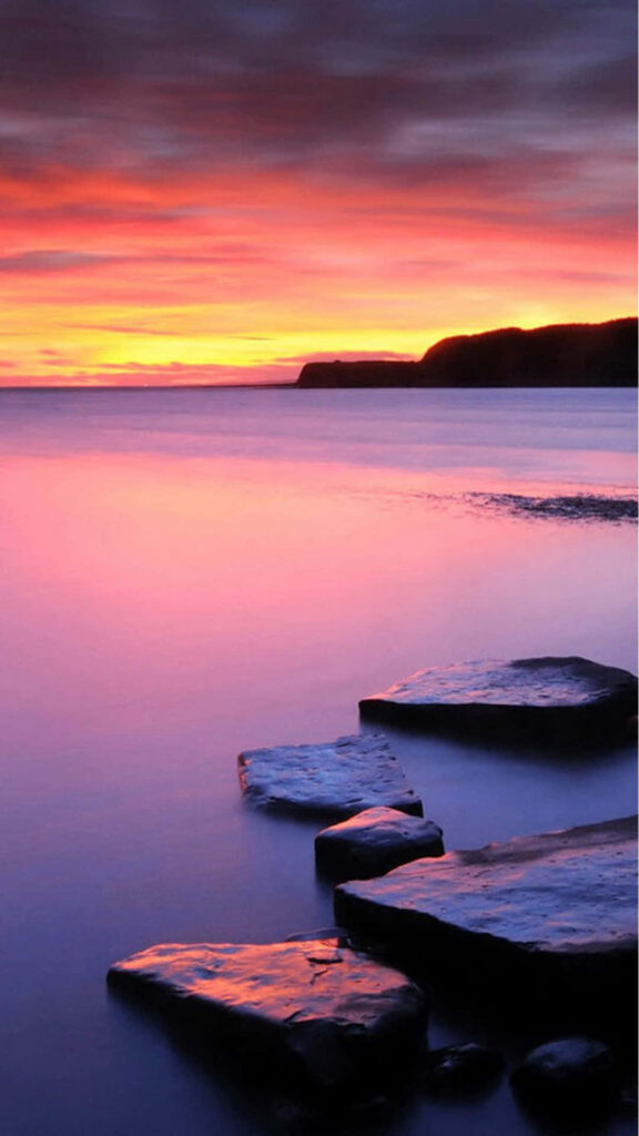 Breathtaking Sunset Wallpaper: Serene Waters & Vibrant Sky