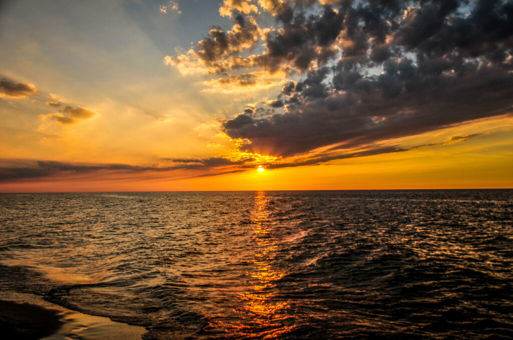 Ethereal Twilight: Mesmerizing Ripples on the Horizon - A Breathtaking 4K Wallpaper Background