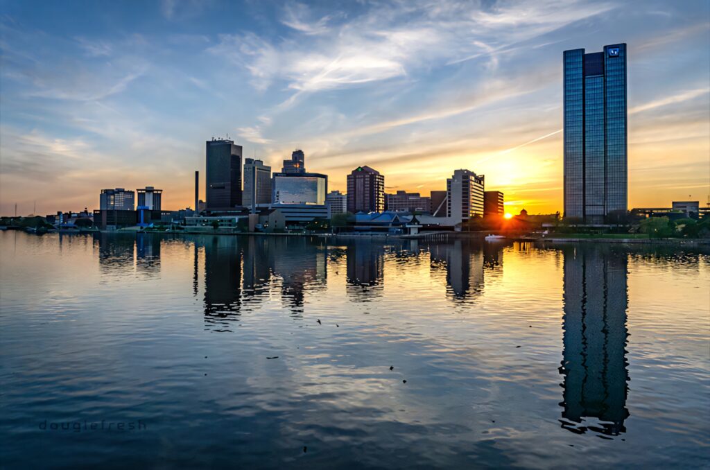 Serene Toledo Skyline Sunset Wallpaper - Reflective Riverfront Scene