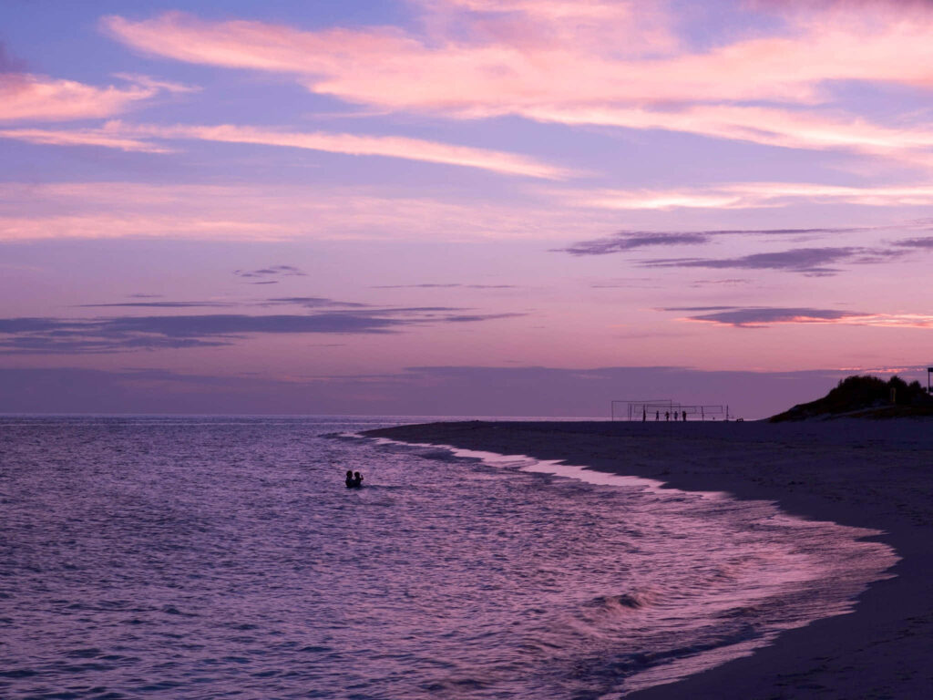 Serene Twilight Beach Wallpaper: Soothing Purples & Pinks Aesthetic
