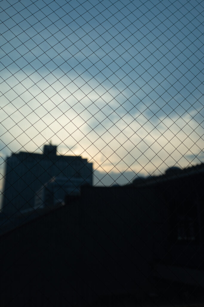 Serene Twilight City Skyline Wallpaper - Moody Evening Atmosphere