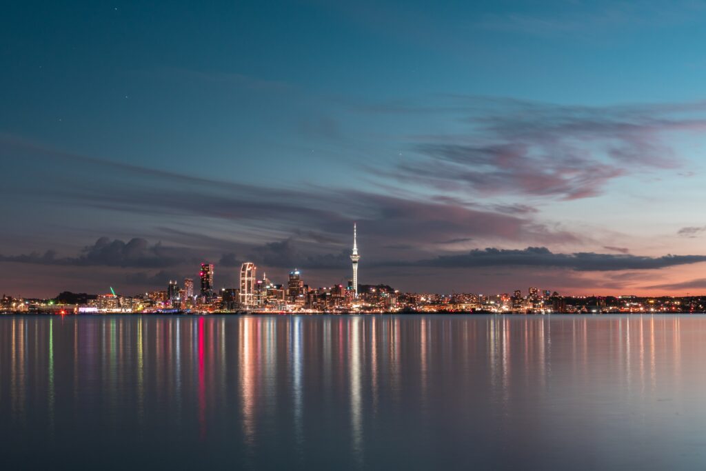 Serene Twilight Cityscape Wallpaper: Illuminated Reflections & Colors