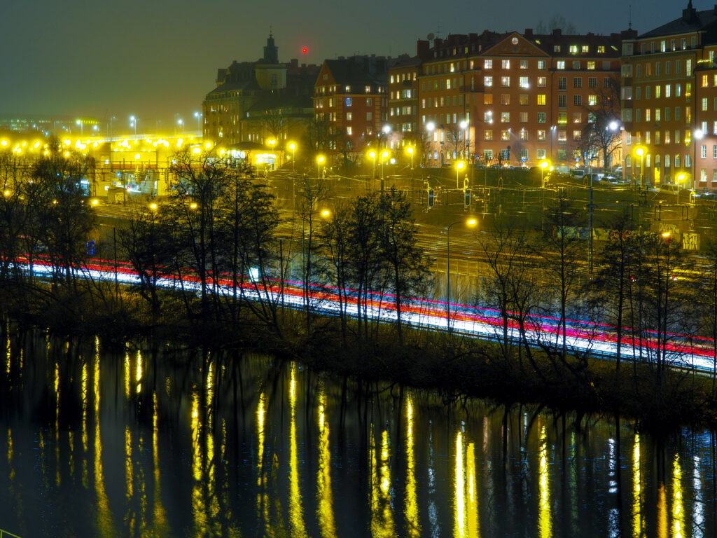 Twilight Cityscape Wallpaper: Calm Reflections & Illuminated Streets