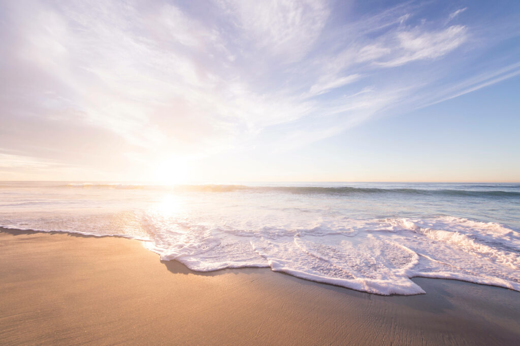 Serene Twilight Ocean View Wallpaper: Tranquil Shore Background