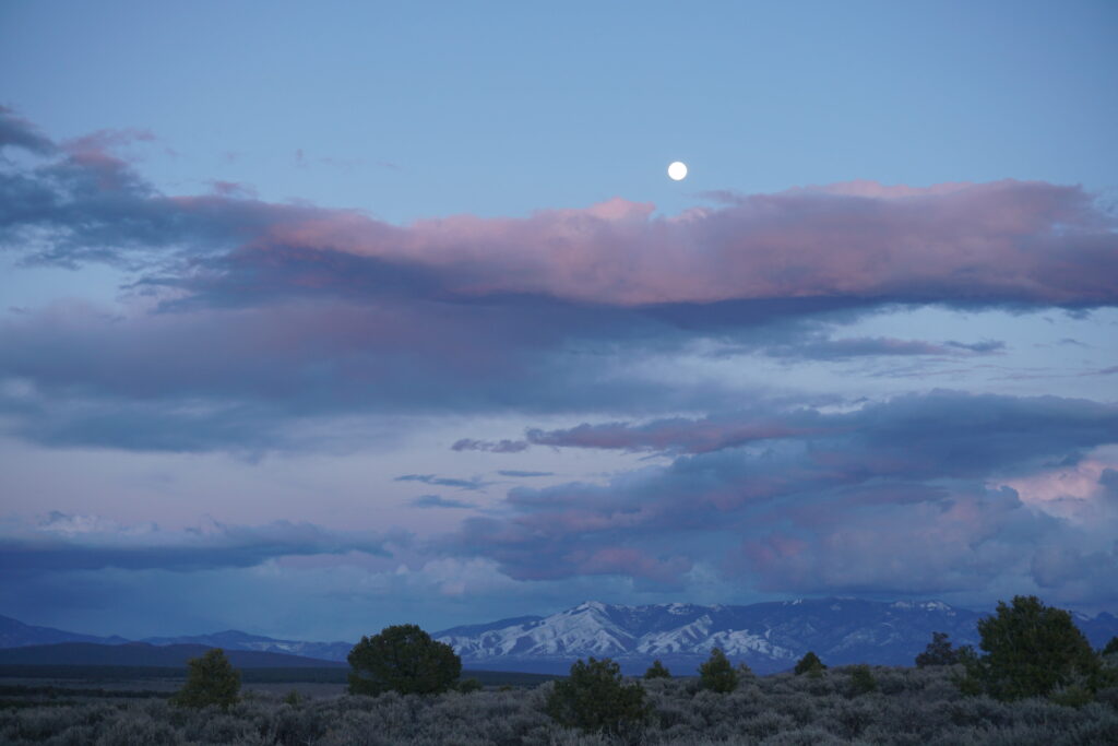 Serene Twilight Wallpaper: Snow-Capped Mountains & Colorful Clouds