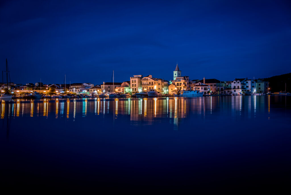 Serene Twilight Waterfront Wallpaper: Tranquil Architecture at Night