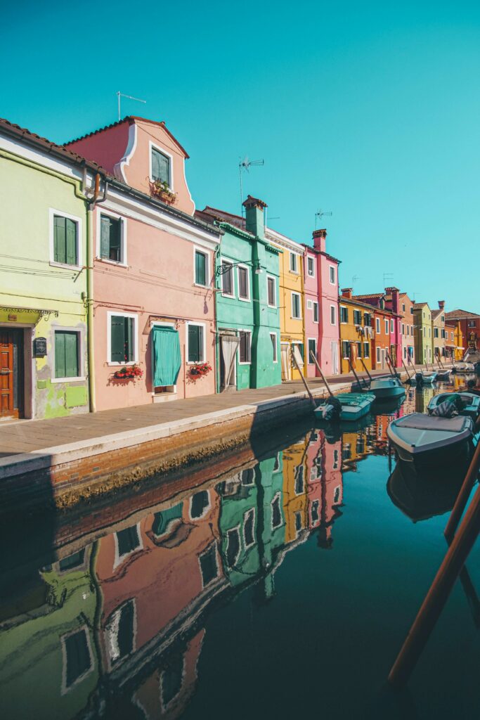 Serene Venice Canal Wallpaper: Vibrant Reflections & Clear Sky