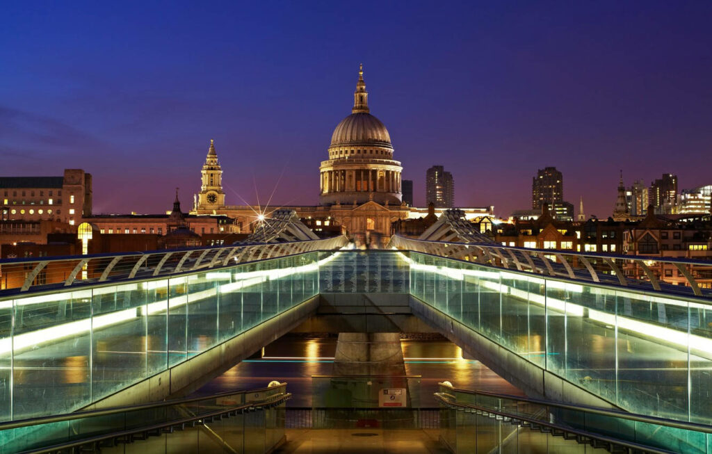 Serene Violet Night Sky Wallpaper: Millennium Bridge & St. Paul's Glow