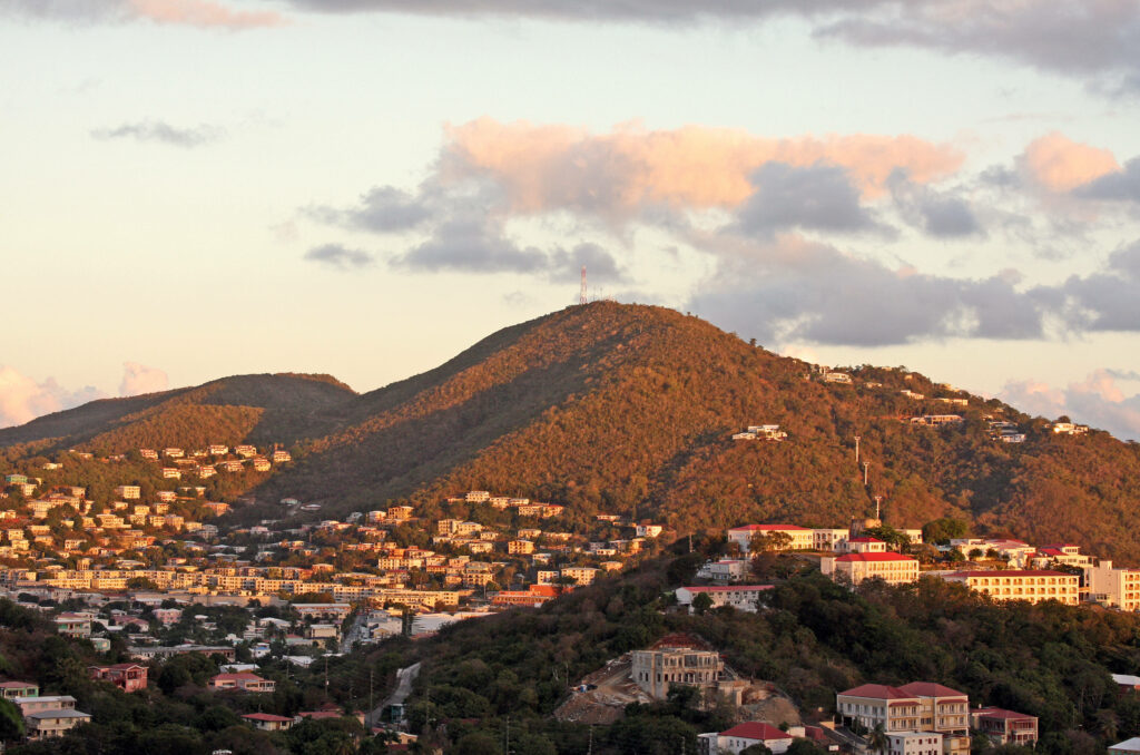 Serene Virgin Islands Hillside Wallpaper: Lush Community & Landscape