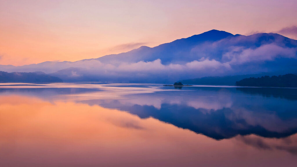 Pristine Serenity: Huawei's Aesthetic Lake Wallpaper