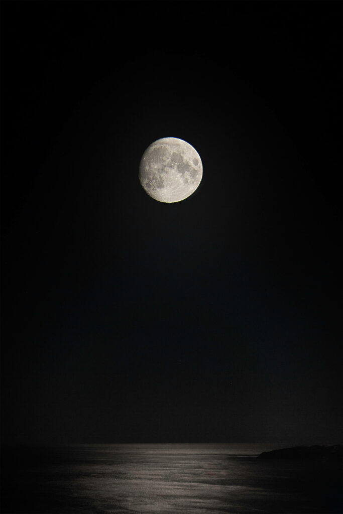 Serene Wallpaper: Bright Full Moon over Tranquil Dark Sea
