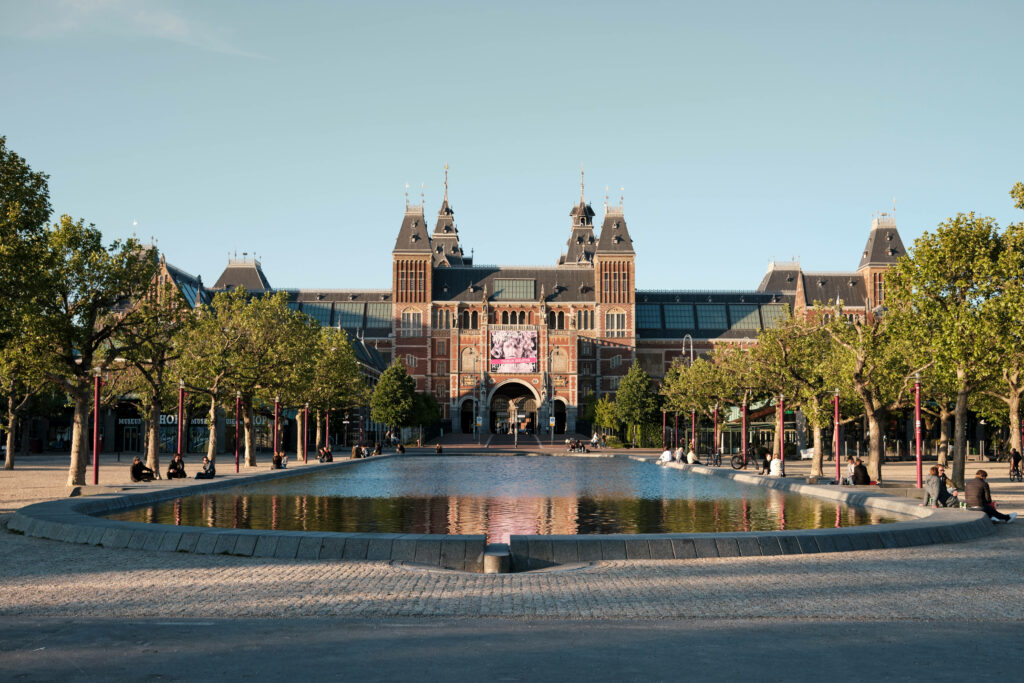 Serene Rijksmuseum Wallpaper: Lush Greens & Reflective Waters
