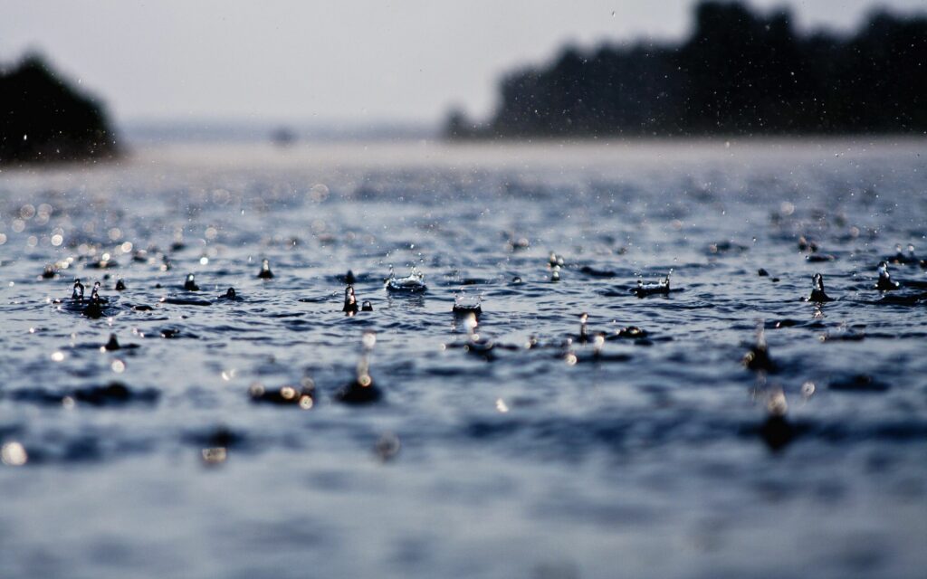 Serene Water Droplet Wallpaper: Calm Sea & Soft Lighting Background