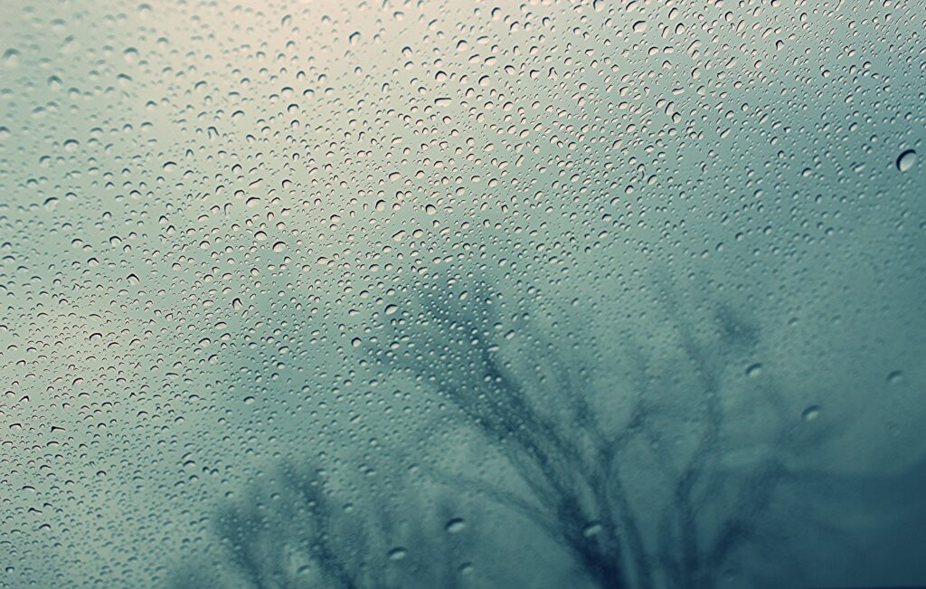 Serene Water Droplets Wallpaper: Tranquil Nature Background