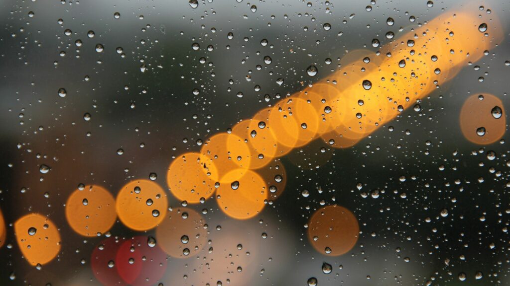 Serene Water Droplets Wallpaper with Blurred Ambient Glow