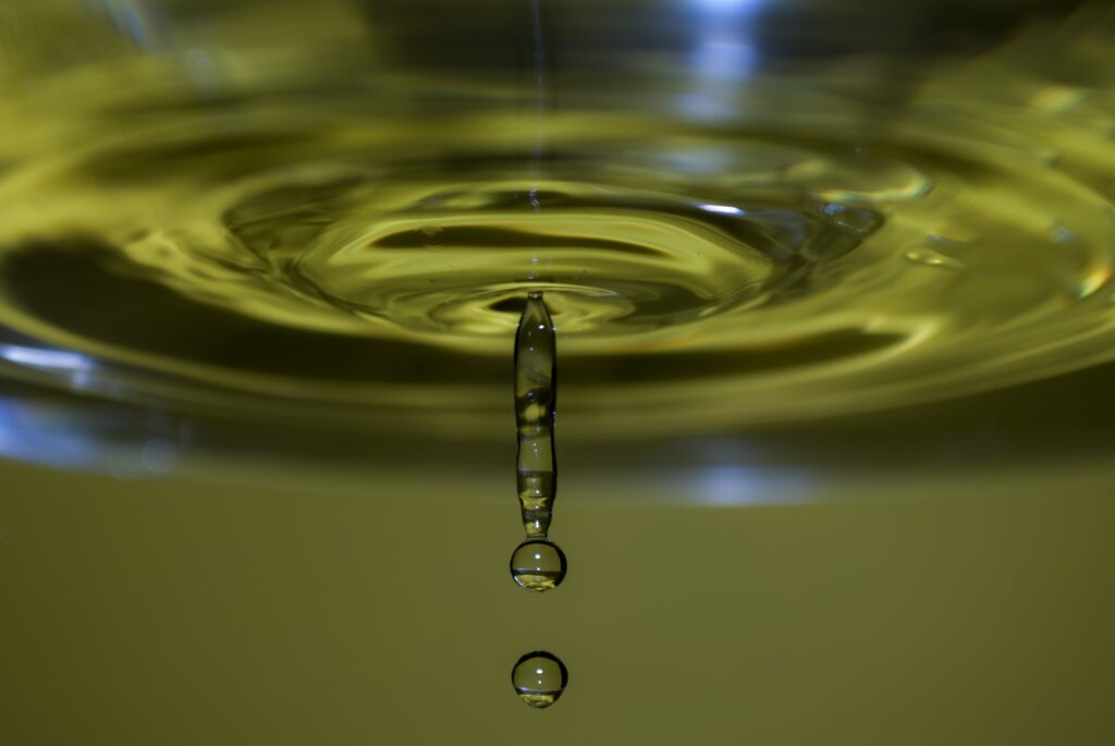Serene Green Ripples: Macro Water Droplets Wallpaper Background