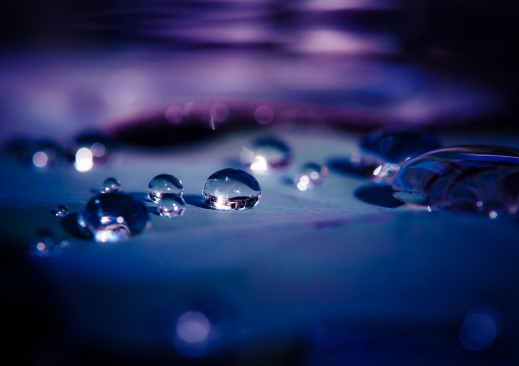 Serene Water Drops: Deep Purple & Blue Smooth Surface Wallpaper