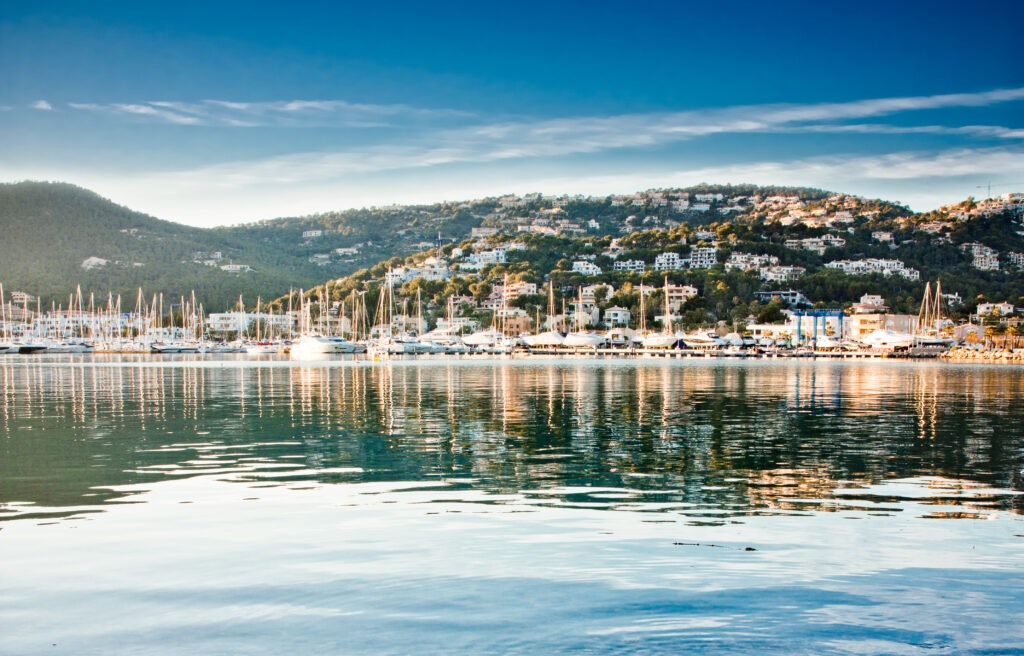 Serene Waterfront Wallpaper: Idyllic Mountain & Yacht Reflection
