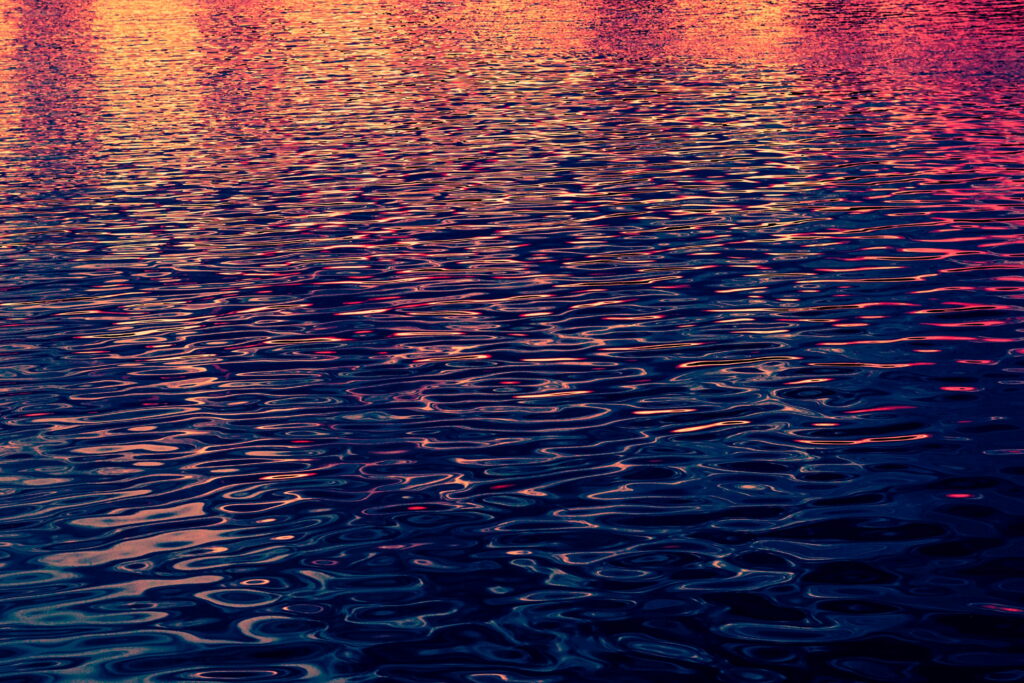 Ripples of Radiance: Backlit Waves Glistening in Water - Captivating 5K Wallpaper