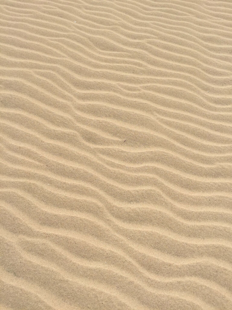 Serene Natural Wavy Sand Wallpaper - Minimalist Beige Design
