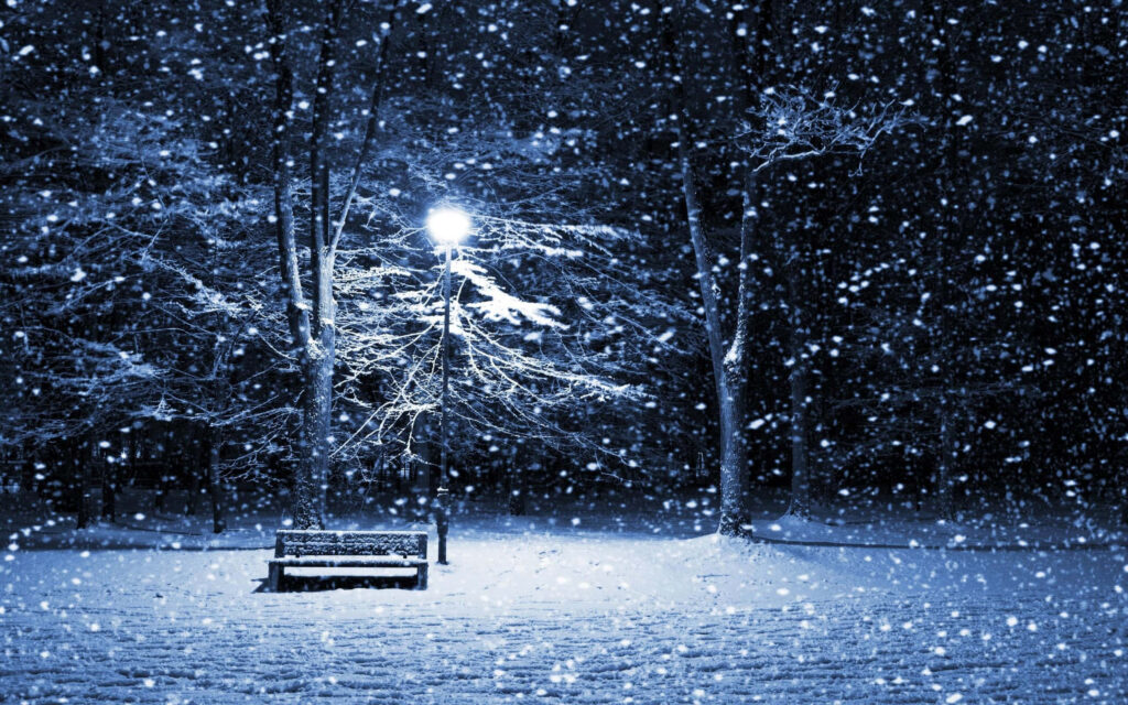 Serene Winter Scenery Wallpaper: Softly Glowing Lamp Post & Snowfall