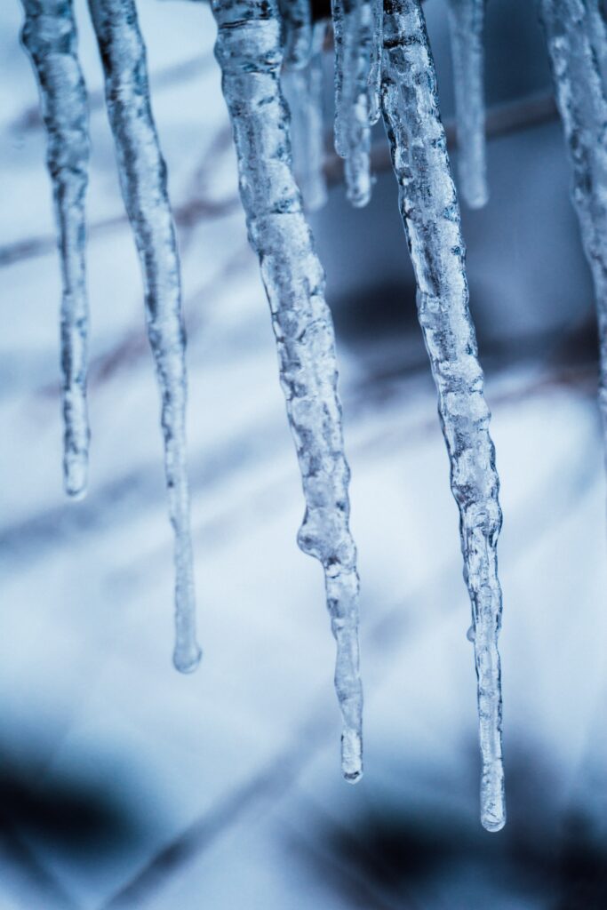 Delicate Icicles: Serene Winter Wallpaper for Frosty Beauty