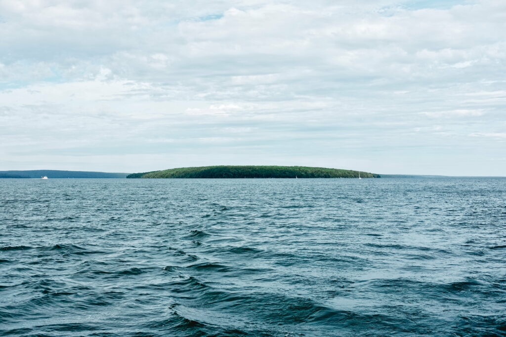 Serene Waters: An Enchanting Island Retreat in Glorious 4K Wallpaper