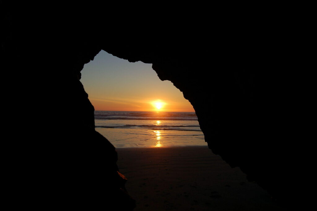 Pizmo Beach's Majestic Sunset: Exploring the Enchanting Cave in California Wallpaper