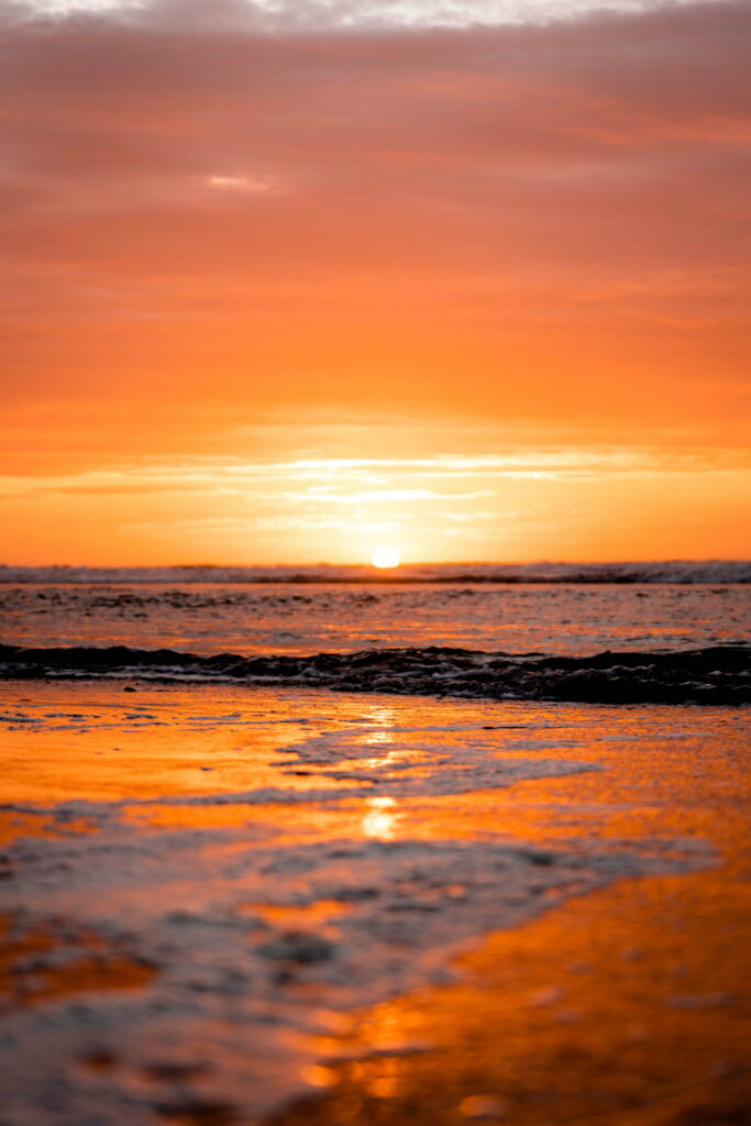 Serene Waters: HD Sunset Beachscape Wallpaper
