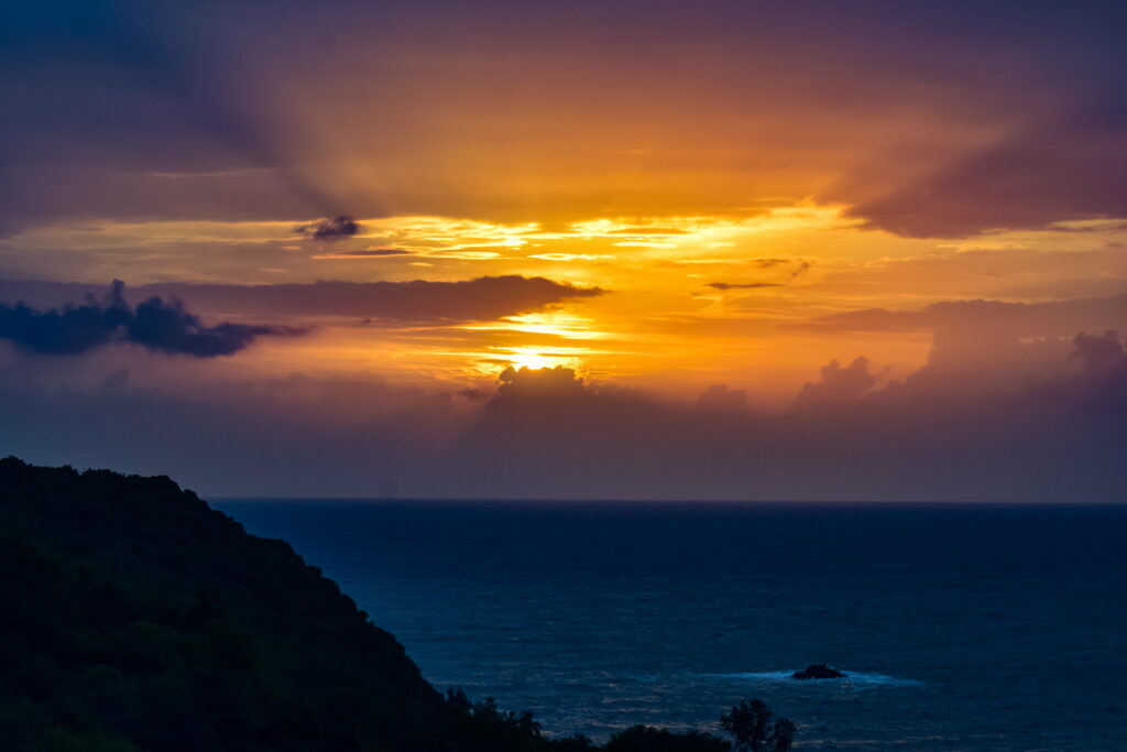 A Majestic Coastal Sunset: A Captivating Display of Nature's HD Wallpaper