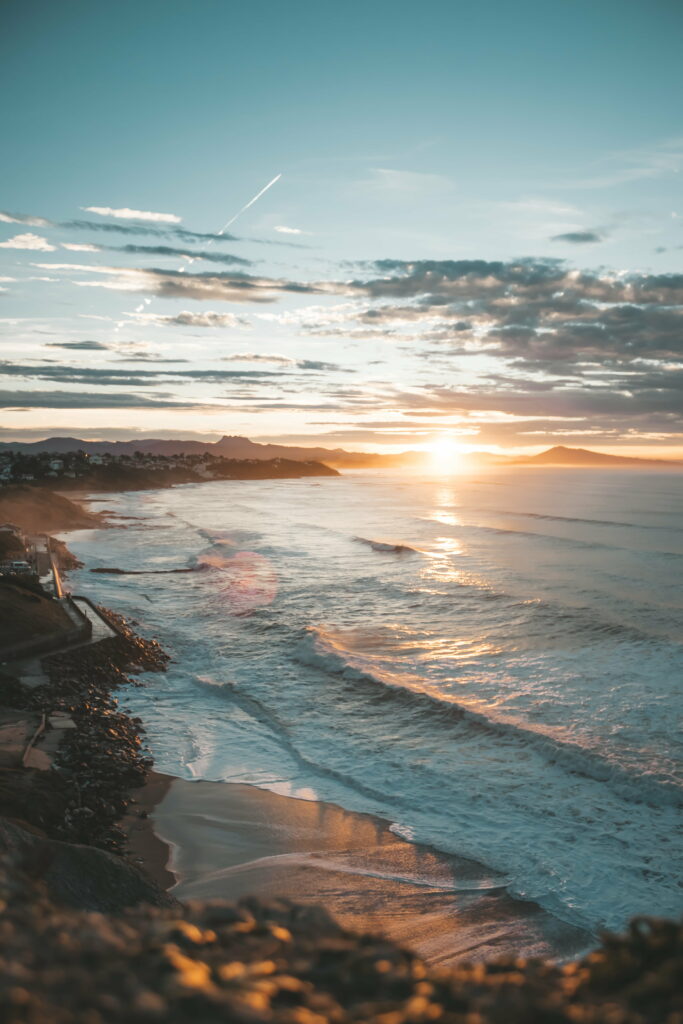 Coastal Serenity: Captivating Sunset Beachscape as a HD Phone Wallpaper