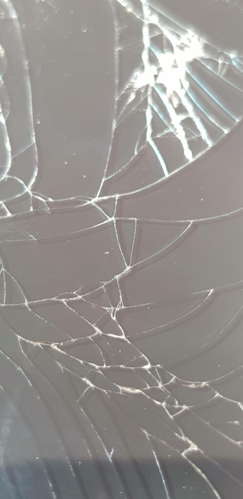 Cracked Elegance: Artistic Broken Glass Pattern on Gray Background Wallpaper
