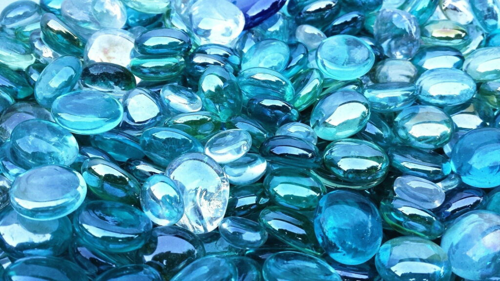 Glimmering Jewel: HD Wallpaper of a Vibrant Blue and Green Crystal Glass in Transparent Brilliance