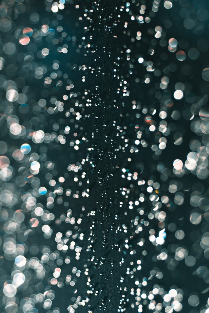 Dreamy Bokeh Wallpaper: Shimmering Water Drops & Soft Glow Background