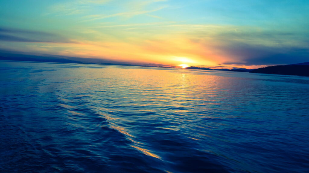 Serenity at Dusk: A Captivating Oceanic Twilight Wallpaper