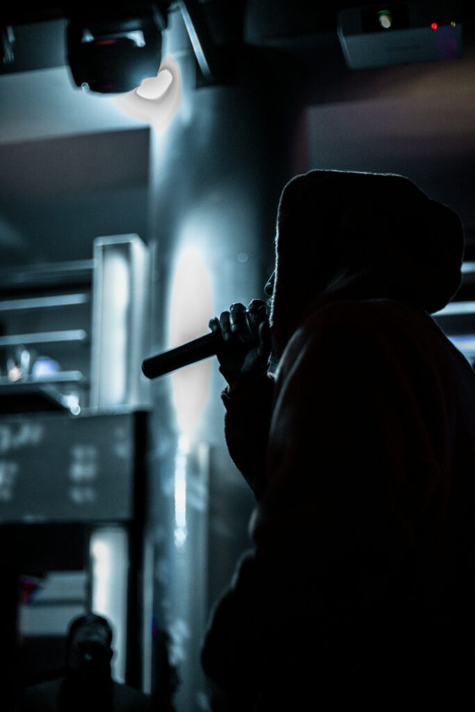 Silhouetted Singer Wallpaper: Intimate Live Performance Ambiance