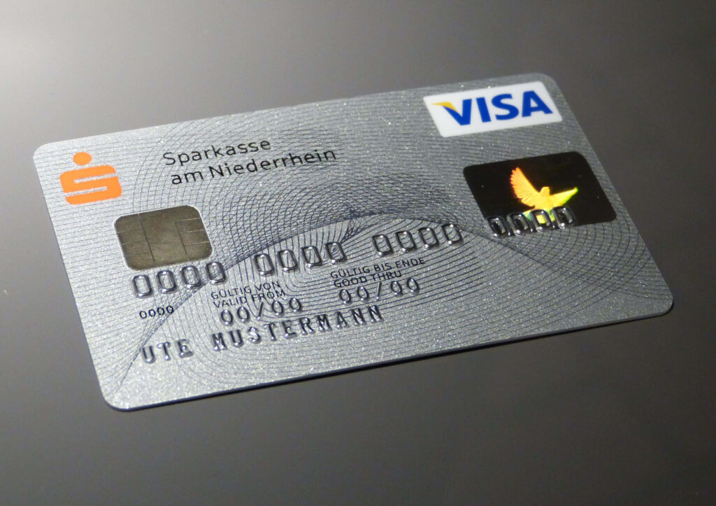 Silver Sparkasse am Niederrhein Visa credit card with chip embossed numbers on dark background Wallpaper