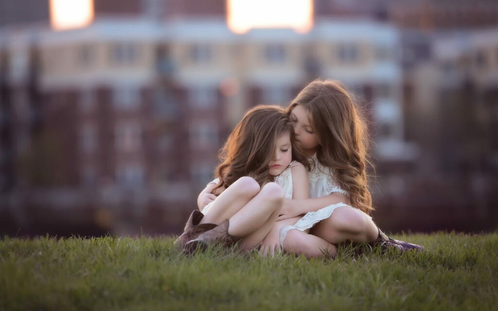 Sisterly Love Captured in High-Definition: Baby Sisters' Delightful Wallpaper Image