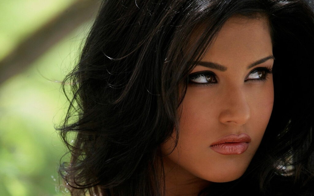 Sizzling Sunny Leone: The Ultimate Full Screen HD Wallpaper Background Photo