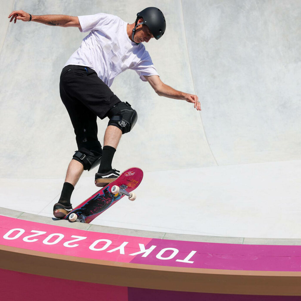 Skateboarding BS Pivot Stall: Balance & Precision Wallpaper