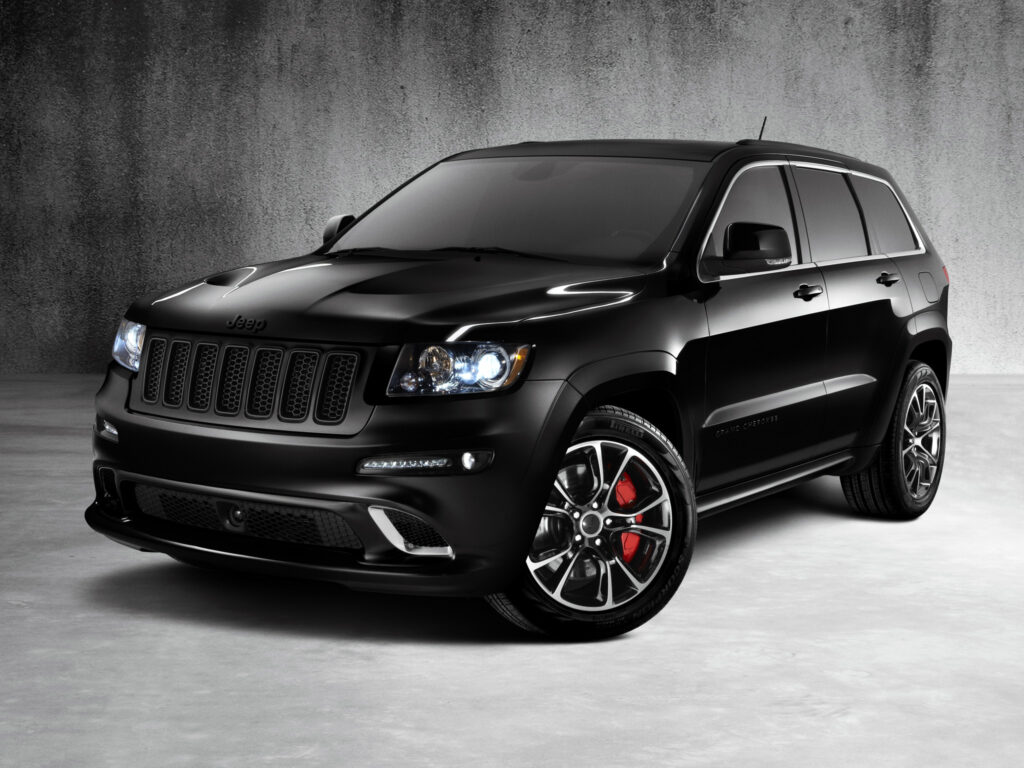 Sleek 2015 Jeep Grand Cherokee SRT8 Wallpaper with Bold Design