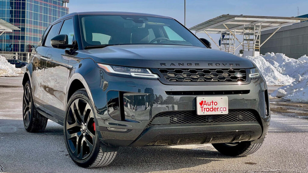 Stylish 2019 Land Rover Evoque Wallpaper Against Modern Building