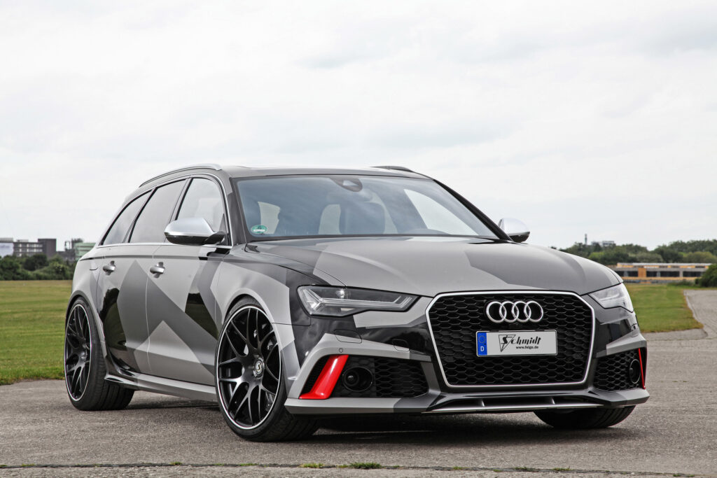Stunning Front View of Audi RS6 Avant in Outdoor Luxury Setting Wallpaper