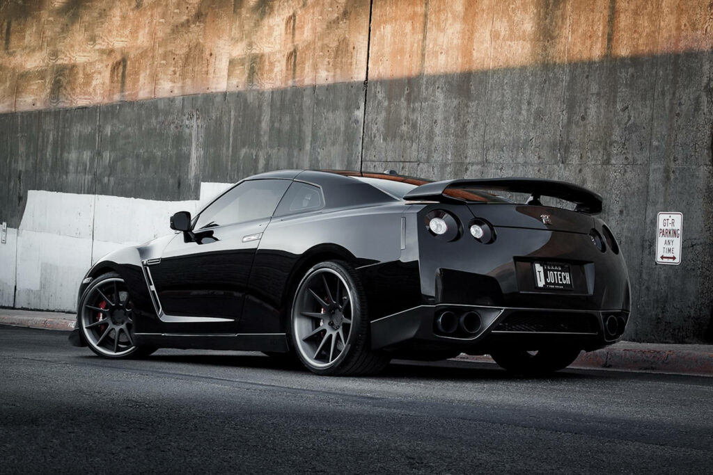 Sleek Black Nissan GTR Wallpaper: Urban Backdrop & Iconic Design